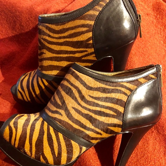 🔥SALE🔥ZEBRA STRIPPED HEELS - Picture 3 of 8